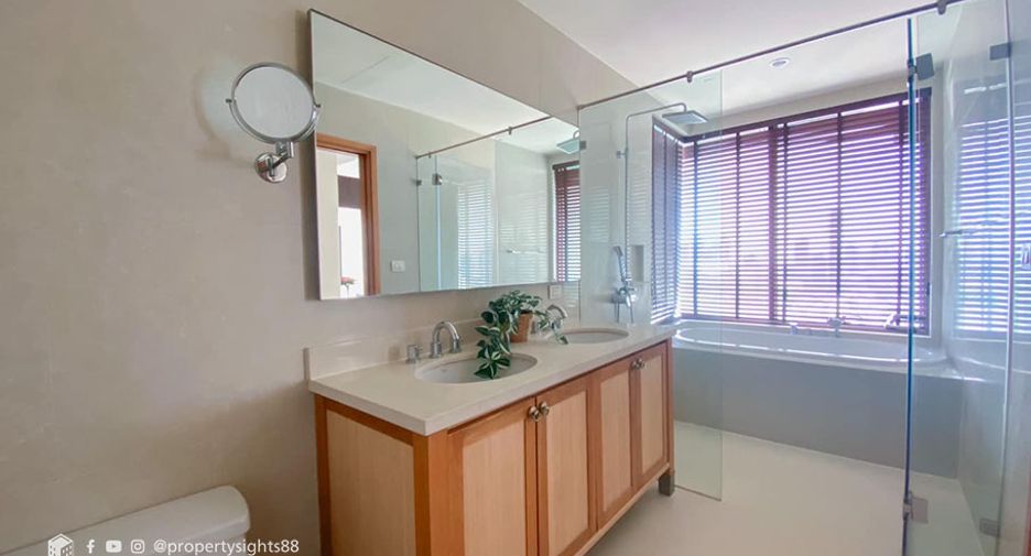For rent 2 bedrooms condo in Khlong Toei, Bangkok