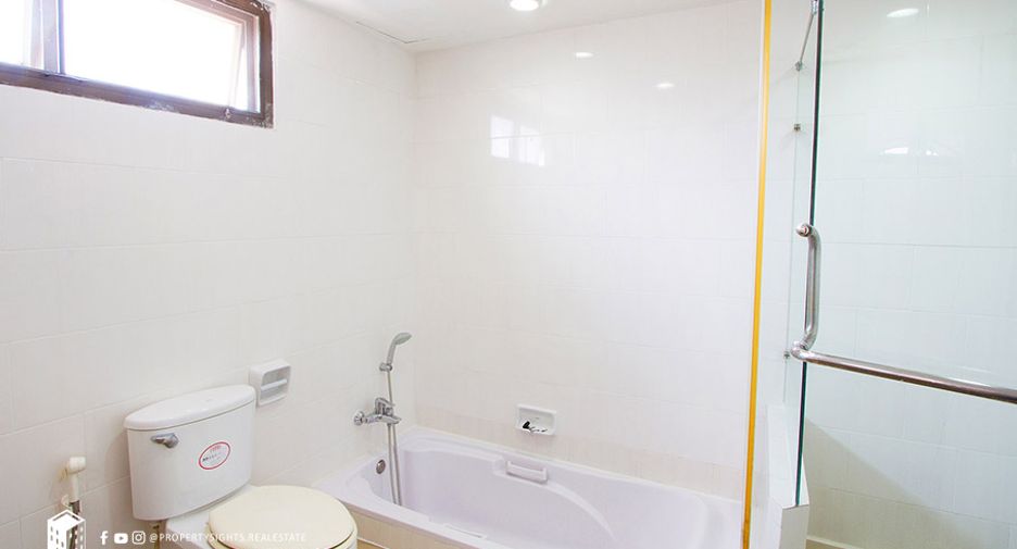For rent 3 bedrooms condo in Khlong Toei, Bangkok