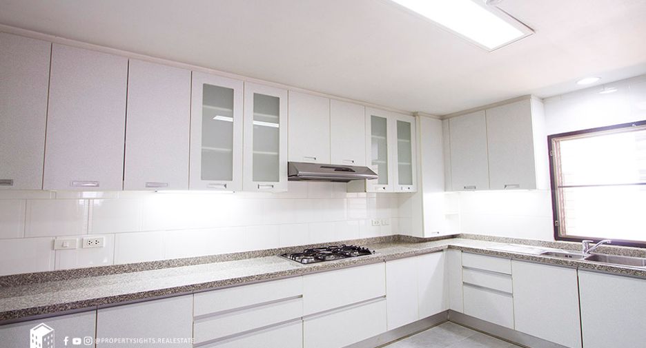 For rent 3 bedrooms condo in Khlong Toei, Bangkok