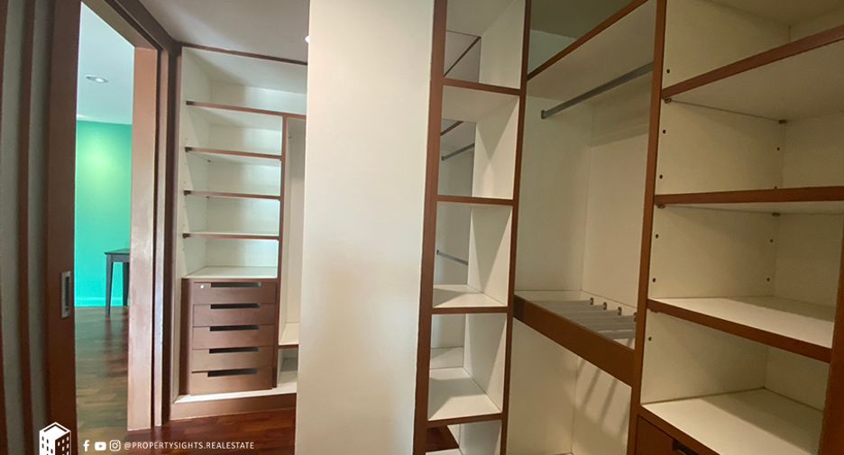 For rent 3 bedrooms condo in Sathon, Bangkok