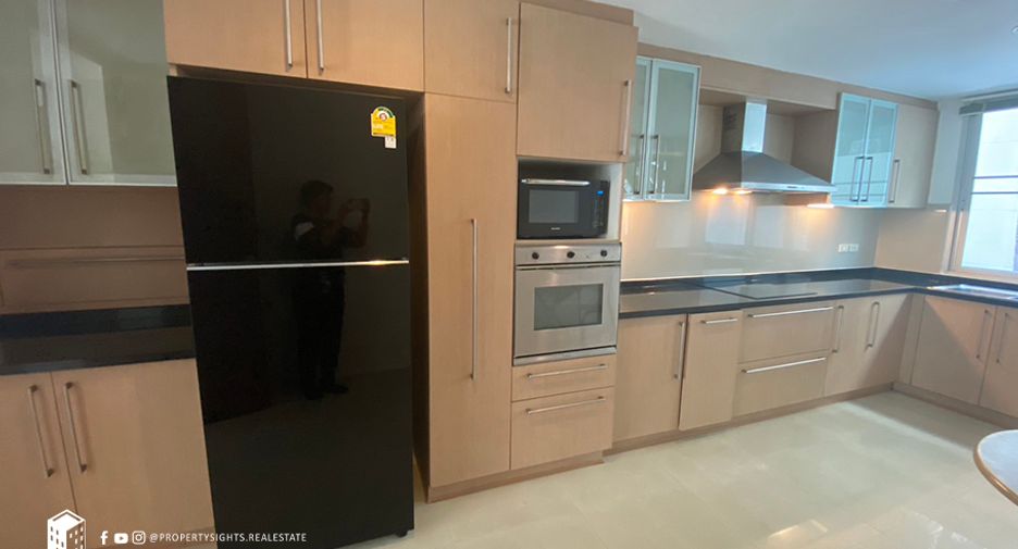 For rent 3 bedrooms condo in Sathon, Bangkok