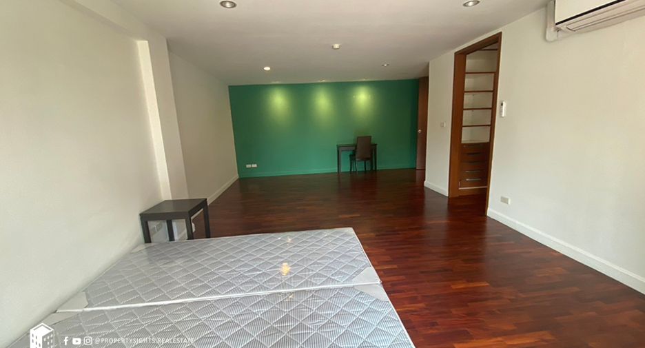 For rent 3 bedrooms condo in Sathon, Bangkok