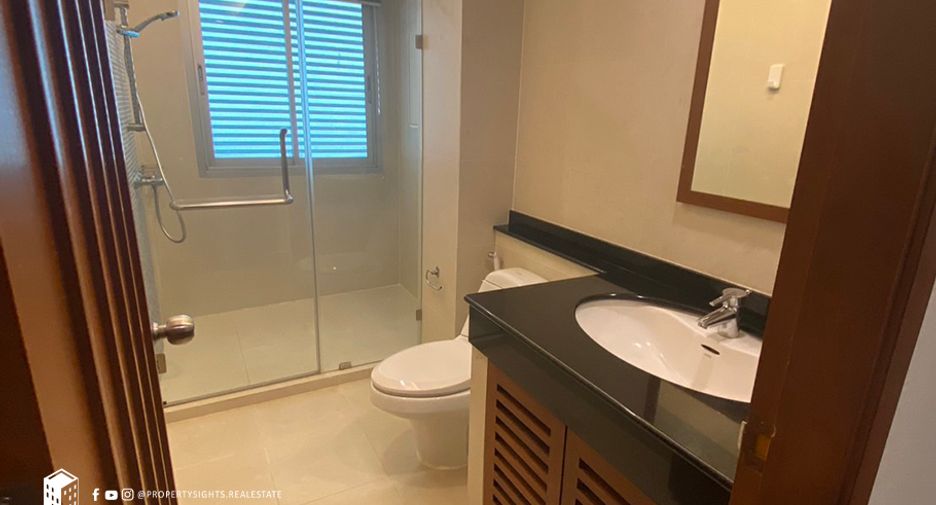 For rent 3 bedrooms condo in Sathon, Bangkok