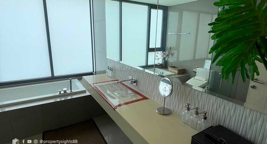 For rent 2 bedrooms condo in Khlong Toei, Bangkok