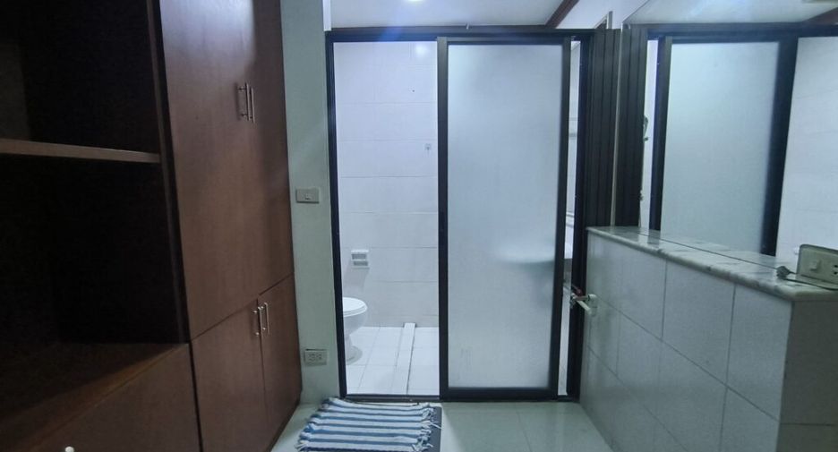 For rent 2 bedrooms condo in Pathum Wan, Bangkok