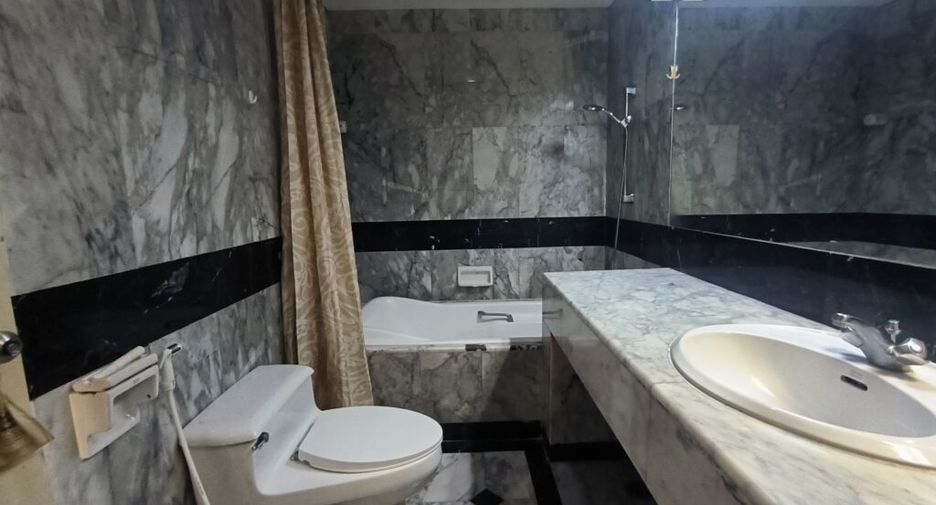 For rent 2 bedrooms condo in Pathum Wan, Bangkok