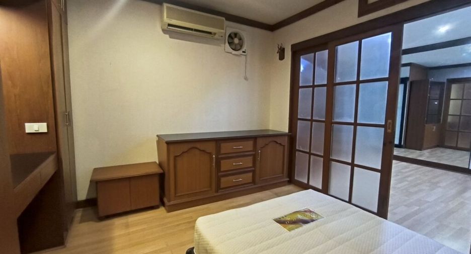 For rent 2 bedrooms condo in Pathum Wan, Bangkok