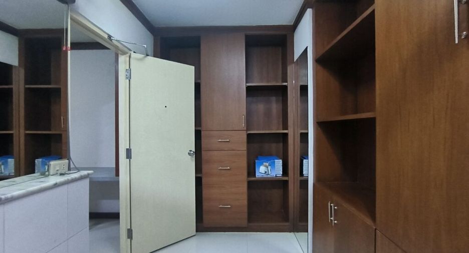 For rent 2 bedrooms condo in Pathum Wan, Bangkok