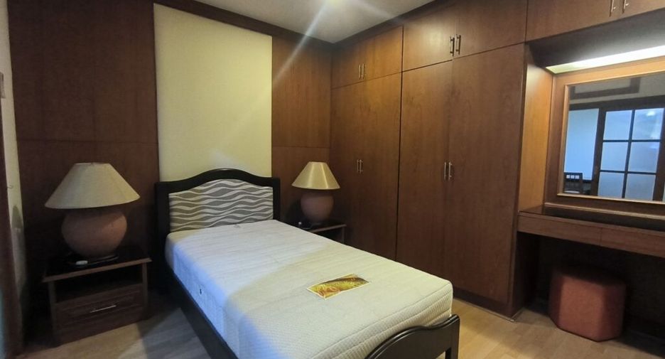 For rent 2 bedrooms condo in Pathum Wan, Bangkok