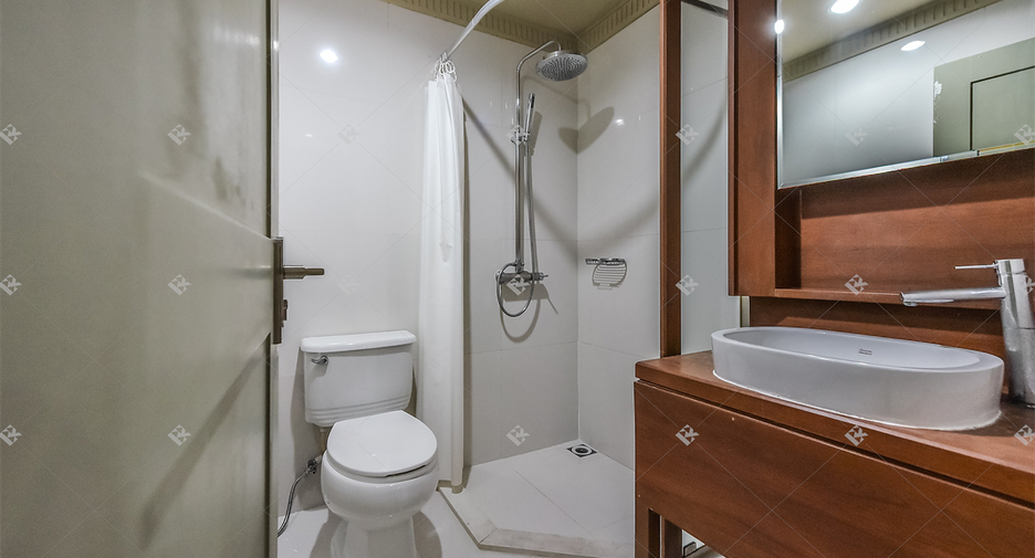 For rent 2 bedrooms condo in Pathum Wan, Bangkok