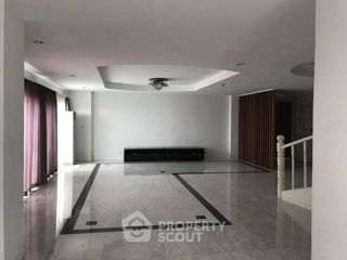 For rent 3 bedrooms condo in Bang Phlat, Bangkok