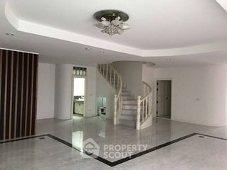 For rent 3 bedrooms condo in Bang Phlat, Bangkok
