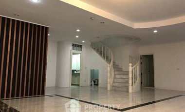 For rent 3 bedrooms condo in Bang Phlat, Bangkok