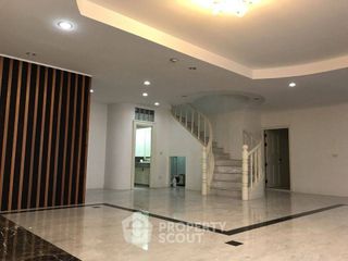 For rent 3 bedrooms condo in Bang Phlat, Bangkok