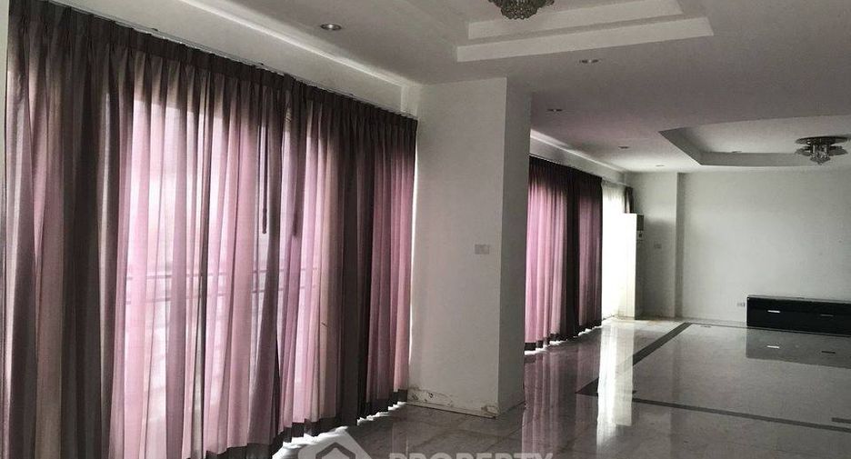 For rent 3 bedrooms condo in Bang Phlat, Bangkok