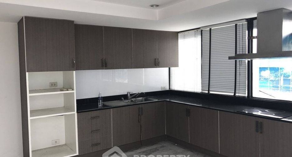 For rent 3 bedrooms condo in Bang Phlat, Bangkok
