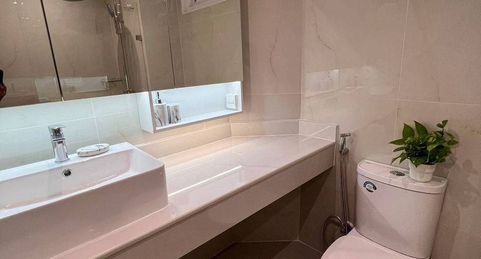For rent 2 bedrooms condo in Yan Nawa, Bangkok