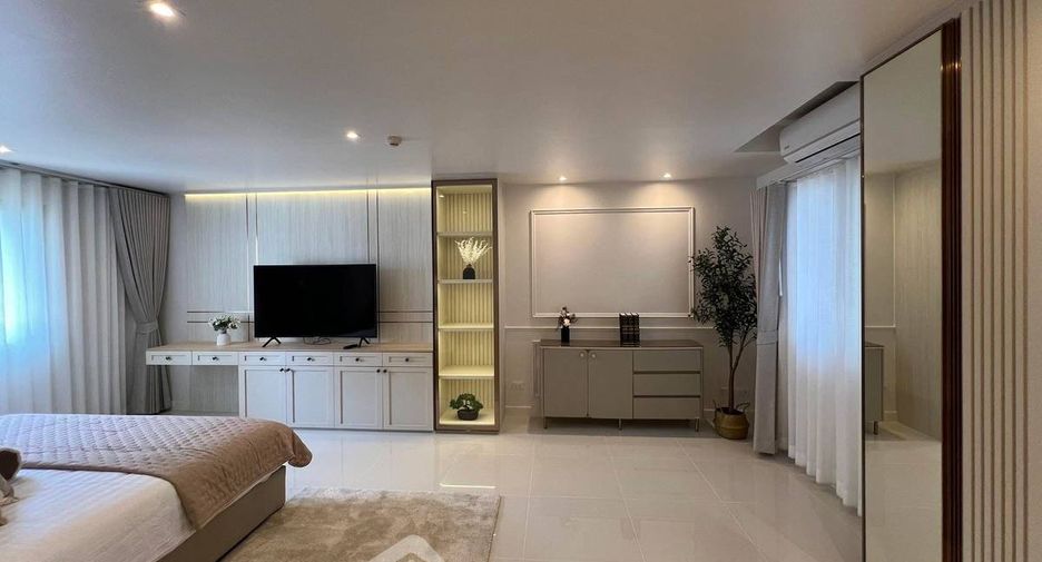 For rent 2 bedrooms condo in Yan Nawa, Bangkok
