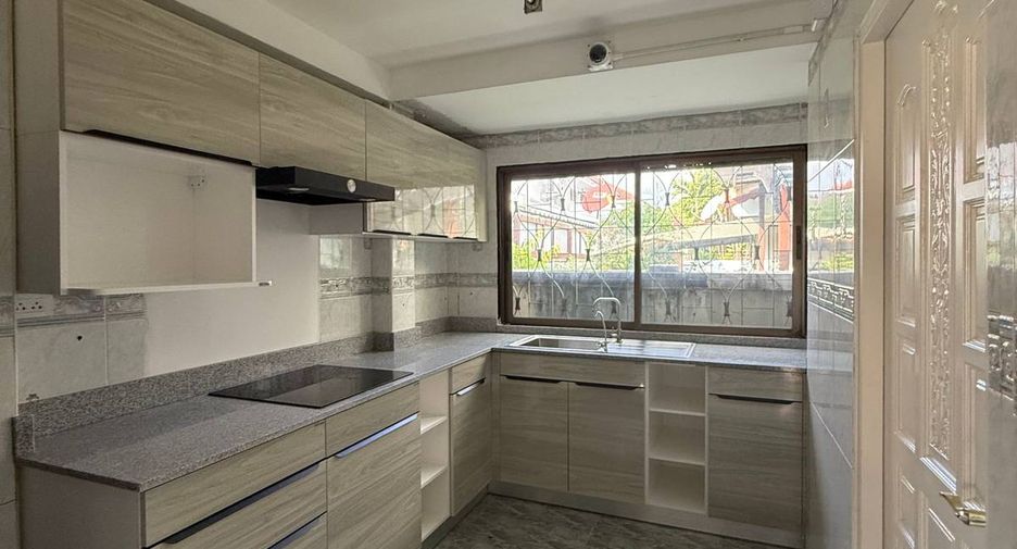 For rent 3 bedrooms house in Saphan Sung, Bangkok