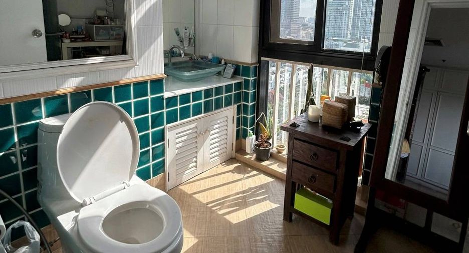 For rent 3 bedrooms condo in Watthana, Bangkok