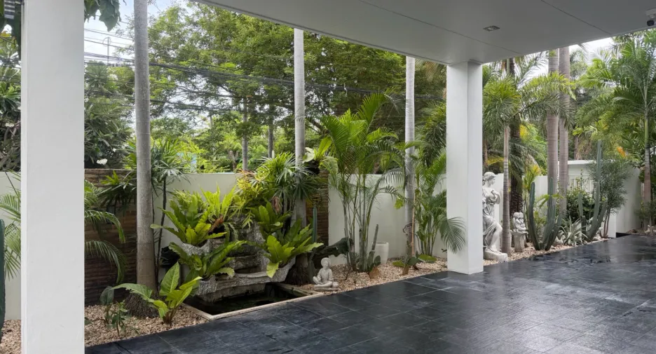For sale 8 bedrooms villa in East Pattaya, Pattaya