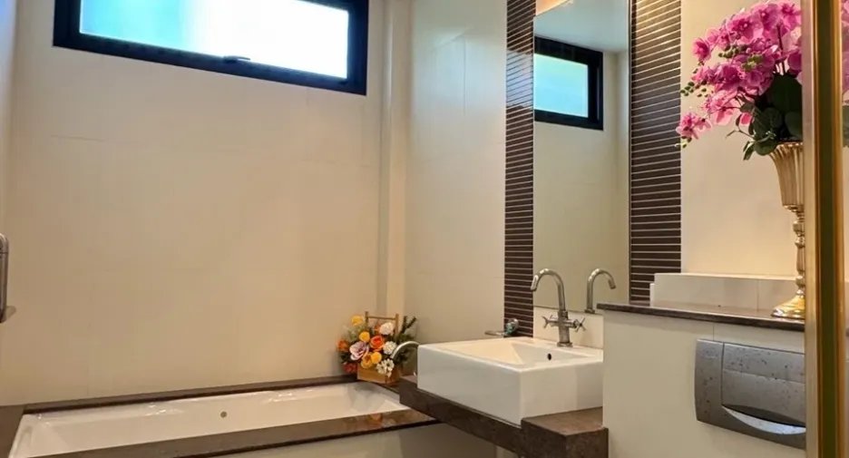 For sale 8 bedrooms villa in East Pattaya, Pattaya