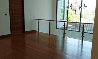 Haus zum Kauf mit 4 Zimmer in Huai Khwang, Bangkok