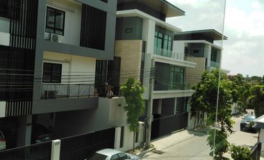 Haus zum Kauf mit 4 Zimmer in Huai Khwang, Bangkok
