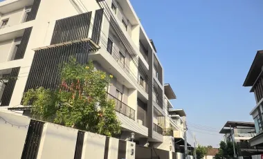 Haus zum Kauf mit 4 Zimmer in Huai Khwang, Bangkok
