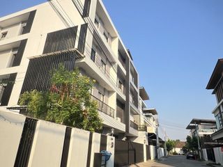 Casa en venta de 4 habitaciones en Huai Khwang, Bangkok