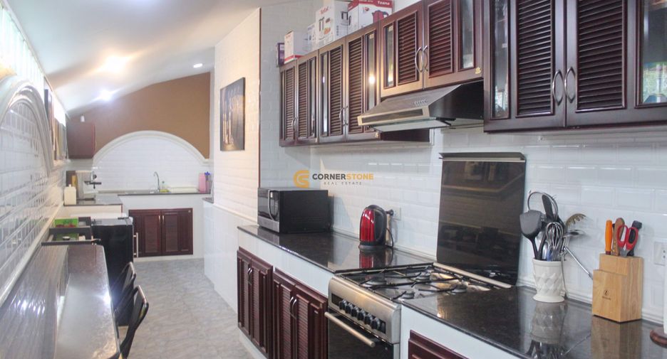 Casa en alquiler de 4 habitaciones en Bang Lamung, Chonburi