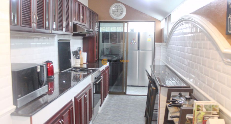 Casa en alquiler de 4 habitaciones en Bang Lamung, Chonburi
