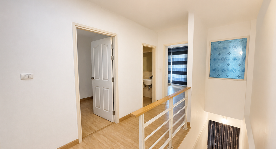 For sale 3 bedrooms townhouse in Wang Thonglang, Bangkok