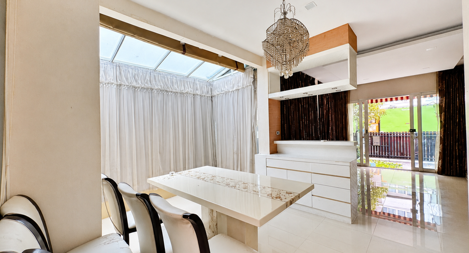 For sale 3 bedrooms townhouse in Wang Thonglang, Bangkok