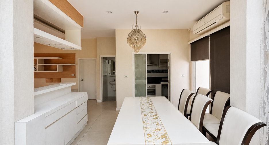 For sale 3 bedrooms townhouse in Wang Thonglang, Bangkok