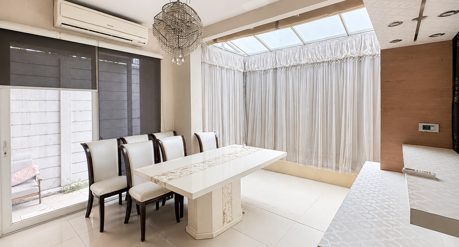 For sale 3 bedrooms townhouse in Wang Thonglang, Bangkok
