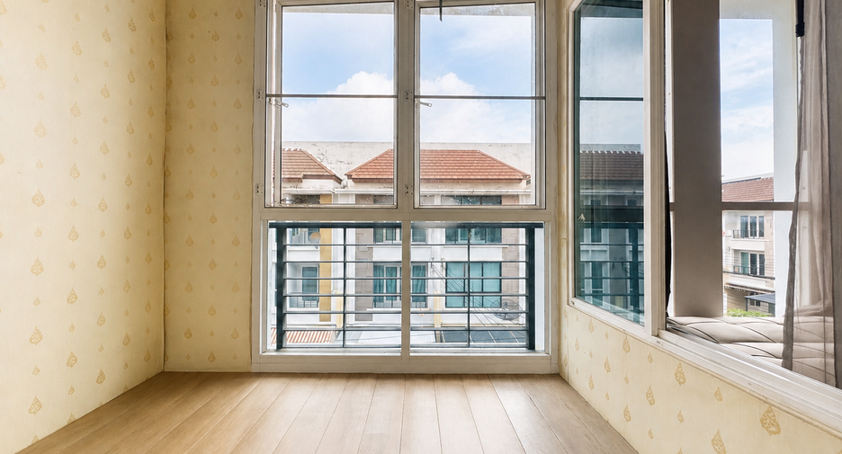 For sale 3 bedrooms townhouse in Wang Thonglang, Bangkok
