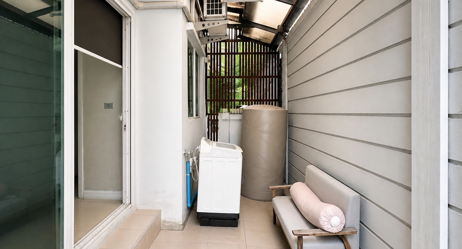 For sale 3 bedrooms townhouse in Wang Thonglang, Bangkok