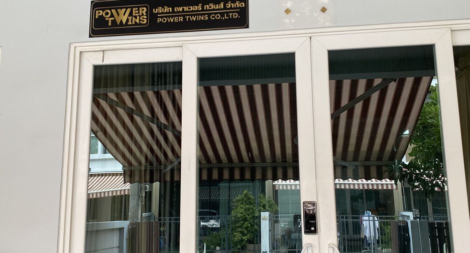 For sale 3 bedrooms townhouse in Wang Thonglang, Bangkok