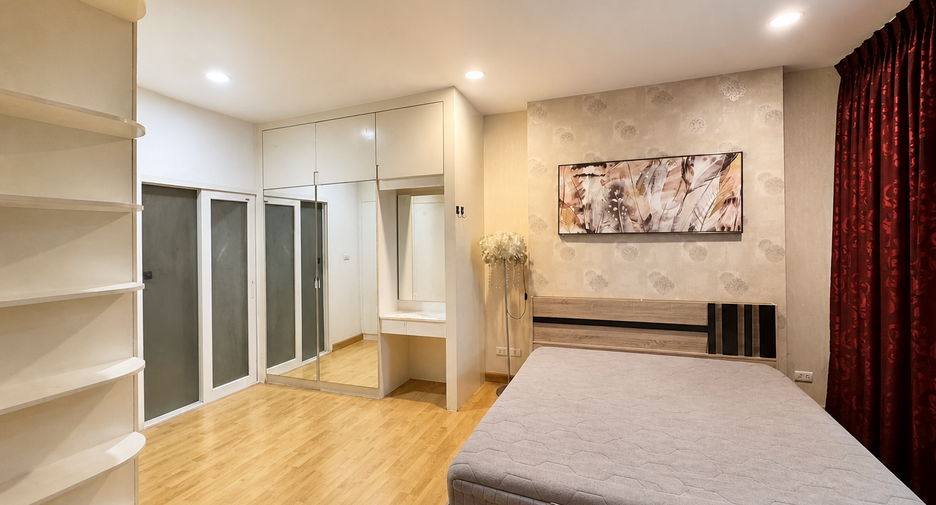 For sale 3 bedrooms townhouse in Wang Thonglang, Bangkok