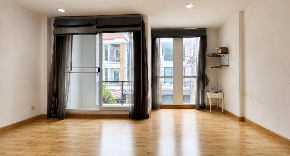 For sale 3 bedrooms townhouse in Wang Thonglang, Bangkok