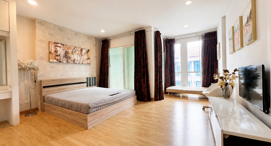 For sale 3 bedrooms townhouse in Wang Thonglang, Bangkok
