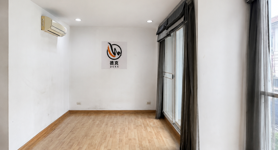 For sale 3 bedrooms townhouse in Wang Thonglang, Bangkok