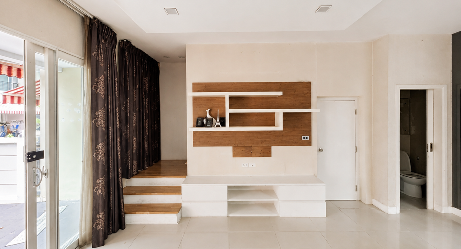 For sale 3 bedrooms townhouse in Wang Thonglang, Bangkok