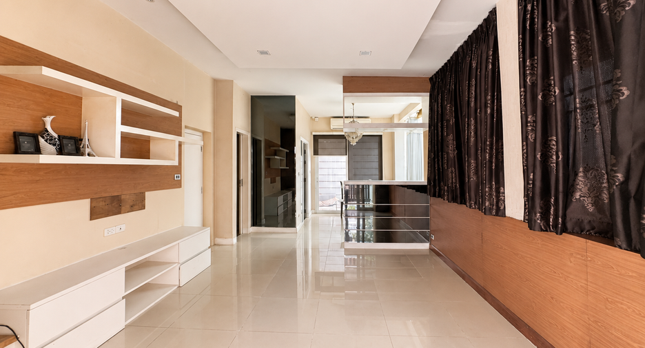 For sale 3 bedrooms townhouse in Wang Thonglang, Bangkok