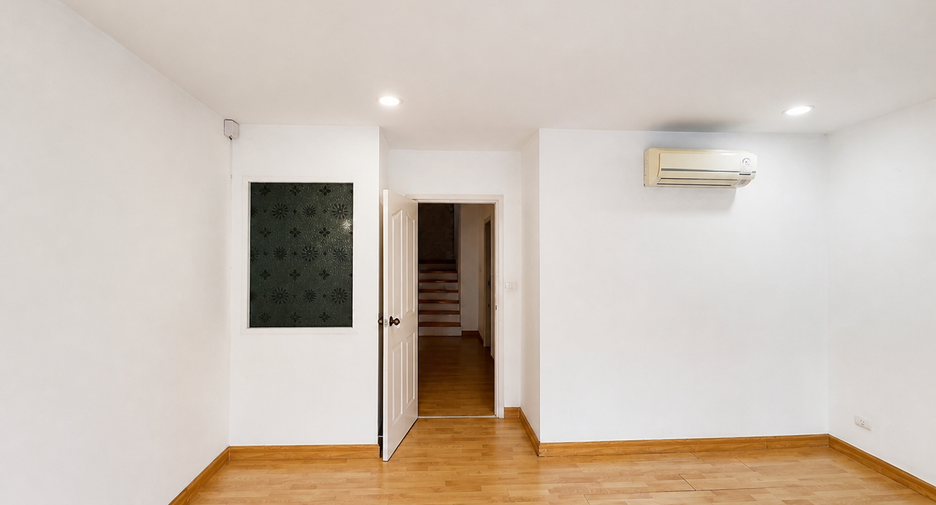 For sale 3 bedrooms townhouse in Wang Thonglang, Bangkok