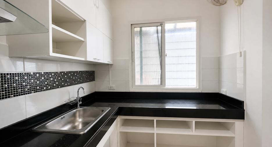 For sale 3 bedrooms townhouse in Wang Thonglang, Bangkok