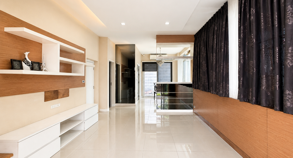 For sale 3 bedrooms townhouse in Wang Thonglang, Bangkok