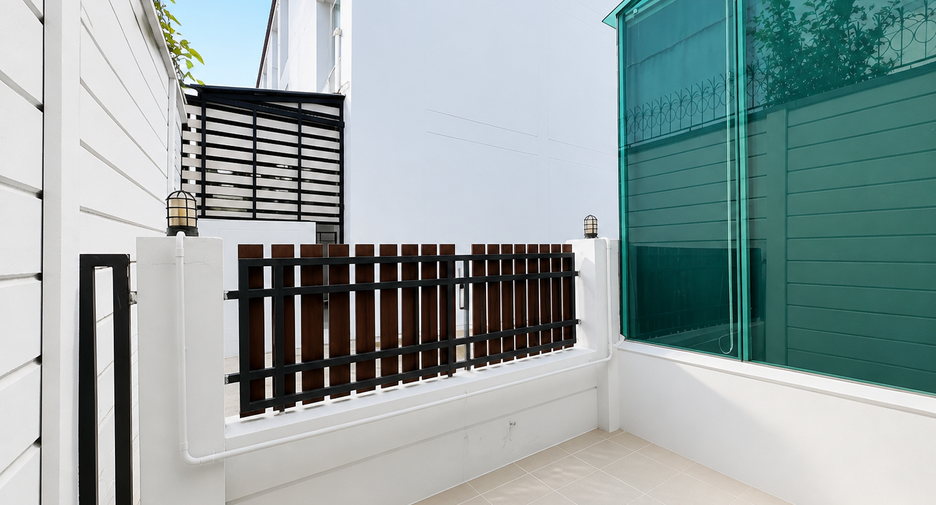 For sale 3 bedrooms townhouse in Wang Thonglang, Bangkok