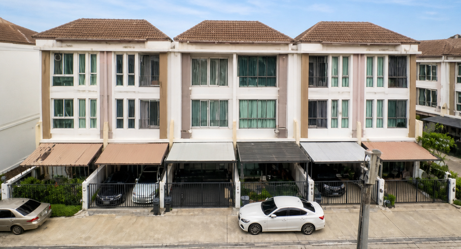 For sale 3 bedrooms townhouse in Wang Thonglang, Bangkok